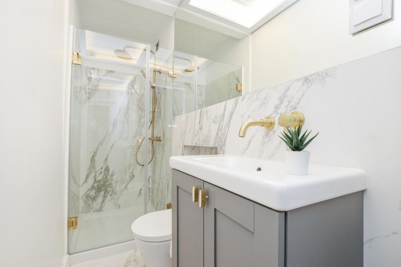 Golden Cage Chiado - Charm Historic And Cozy Apartment Lisbon Luaran gambar