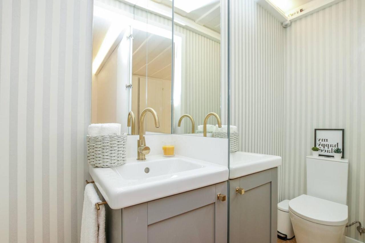 Golden Cage Chiado - Charm Historic And Cozy Apartment Lisbon Luaran gambar